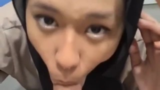 Hijab Nurma Sepong Di Toilet Cafe